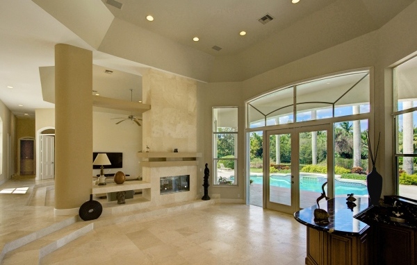 Большой просторный дом с выходом к бассейну