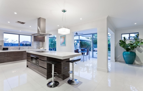 Большая просторная кухня загородного дома