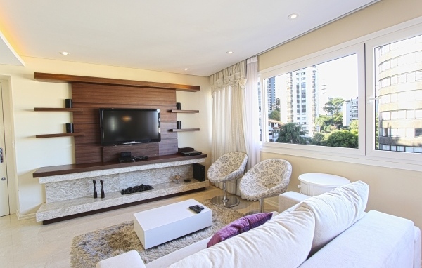 Большой белый диван в гостиной комнате