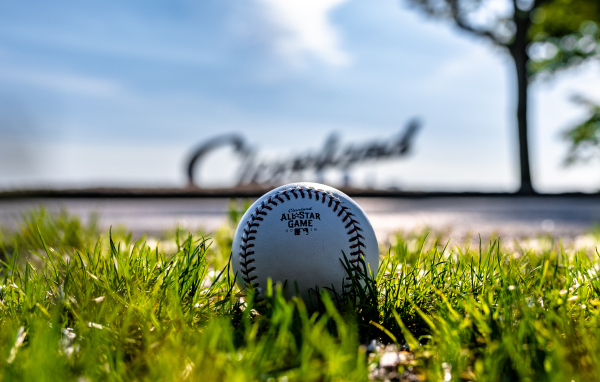 Кожаный бейсбольный мяч на зеленой траве