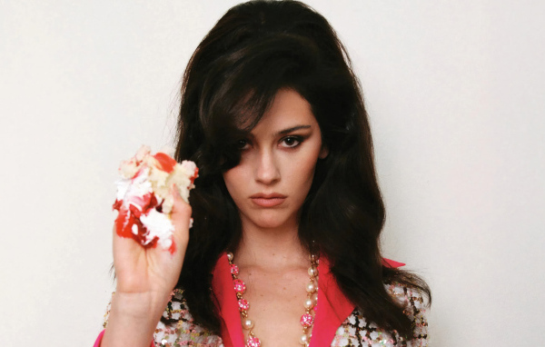 Длинноволосая американская актриса Грэйси Абрамс