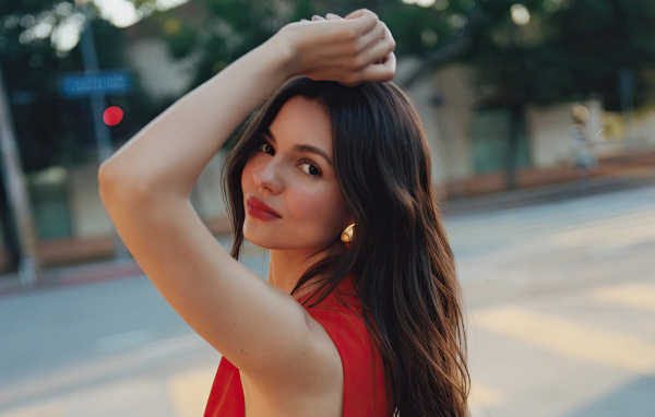 Длинноволосая брюнетка Виктория Джастис в красном