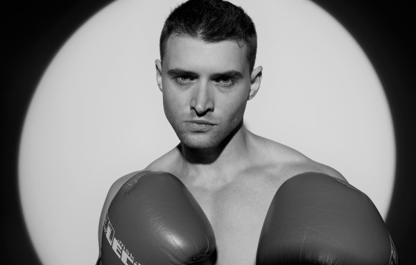 Мужчина боксер черно-белое фото
