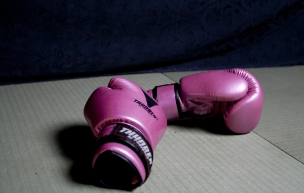 Розовые боксерские перчатки на столе 