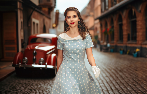 Девушка ретро в платье в горох на улице