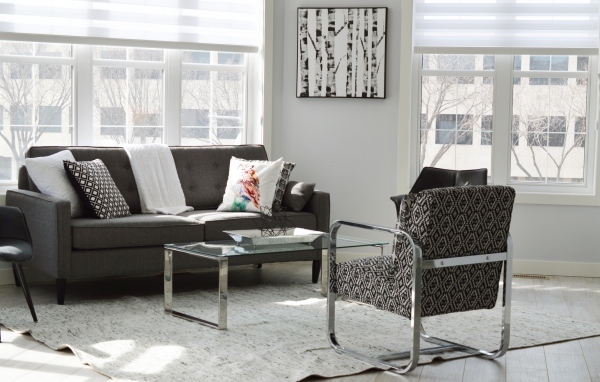 Комната с окнами и диваном  