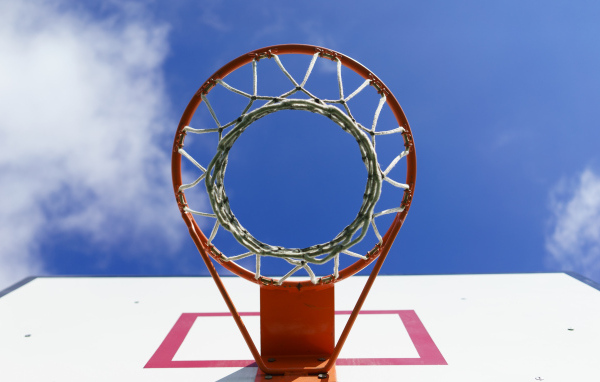 Круглое баскетбольное кольцо на фоне неба