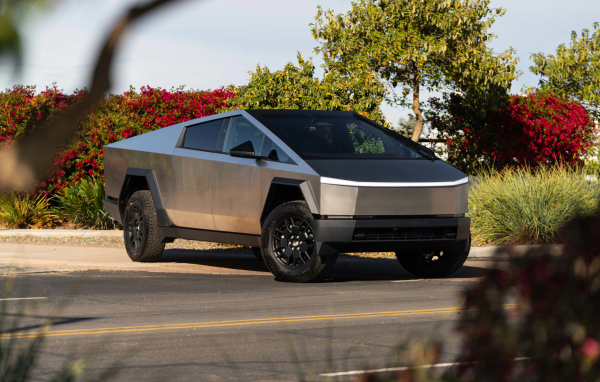 Серебристый автомобиль Tesla Cybertruck 2024  года