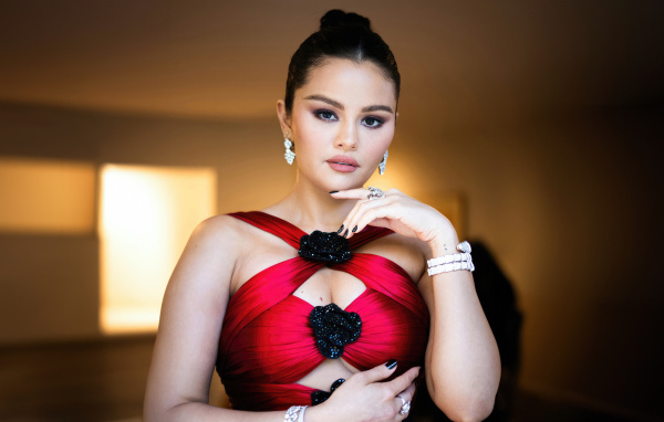 Певица и актриса Селена Гомес в красивом наряде