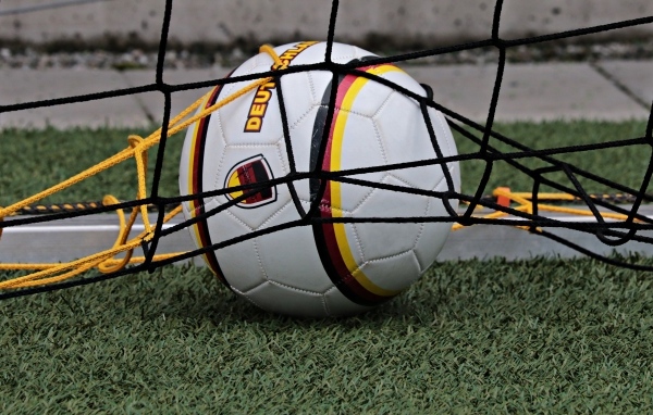 Футбольный мяч в воротах