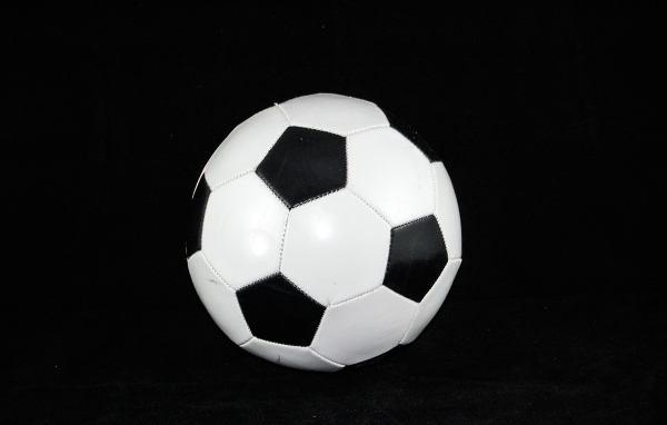 Футбольный мяч на черном фоне крупным планом