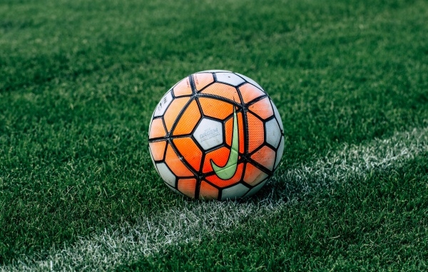 Футбольный мяч на зеленом поле