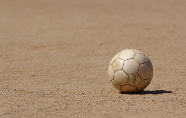 Футбольный мяч на песке 