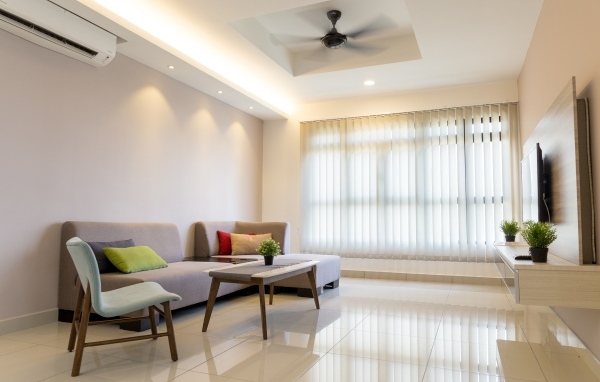 Просторная гостиная с небольшим количеством мебели