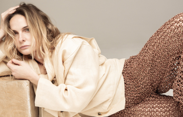 Шведская актриса Ребекка Фергюсон лежит на полу