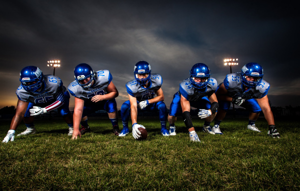 Команда игроков в американский футбол на поле