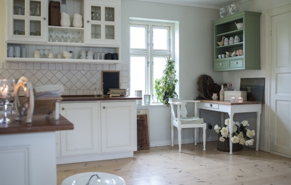 Белый кухонный гарнитур в комнате