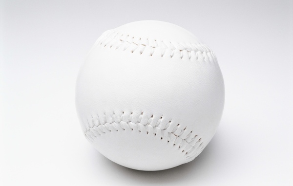 Белый новый бейсбольный мяч на сером фоне