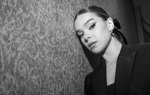 Молодая американская актриса Хейли Стейнфилд у стены