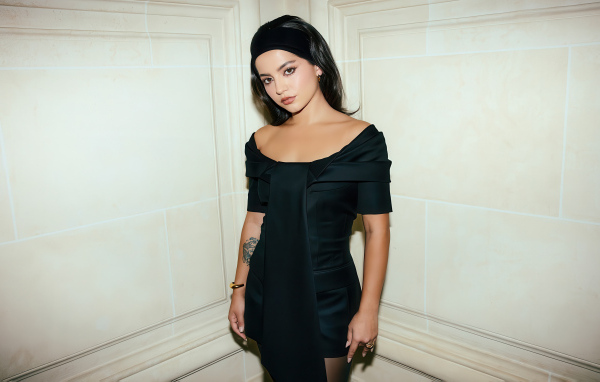 Молодая актриса Изабела Мерсед в черном платье у стены