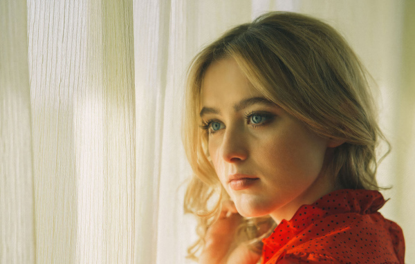 Молодая голубоглазая актриса Кэтрин Ньютон  у окна