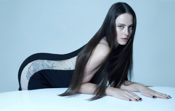 Молодая девушка актриса Кая Скоделарио