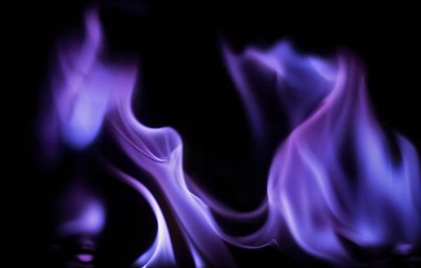 Фиолетовое пламя огня на черном фоне