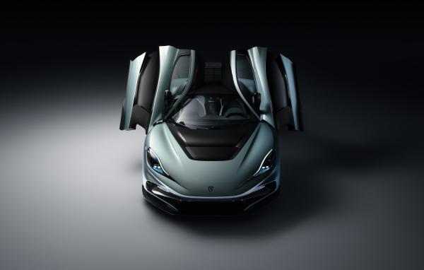 Автомобиль Rimac Nevera R 2024 года на сером фоне