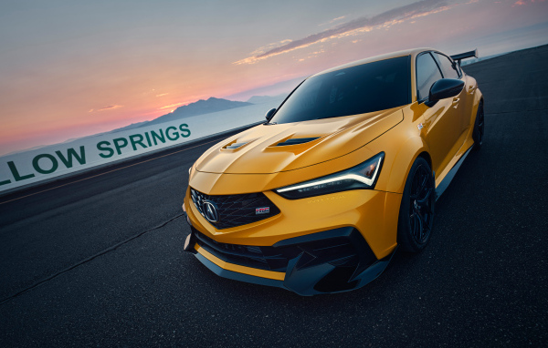 Желтый автомобиль Acura Integra Type S HRC Prototype 2024 года