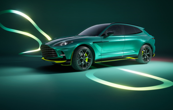 Зеленый автомобиль Aston Martin DBX707 AMR24 Edition