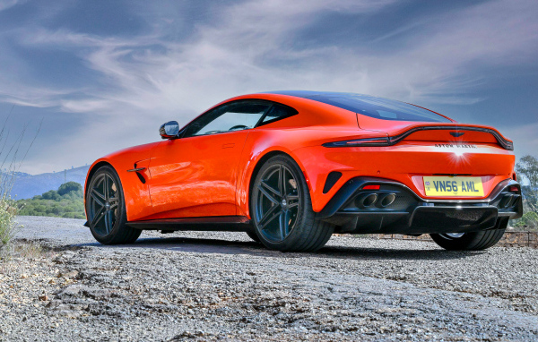 Вид сзади на красный автомобиль Aston Martin Vantage 2025 года