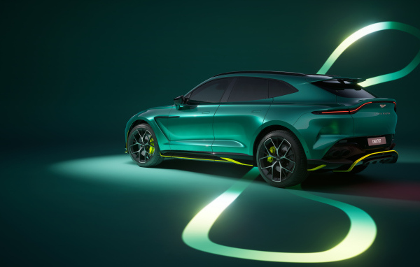 Вид сбоку на зеленый автомобиль Aston Martin DBX707 AMR24