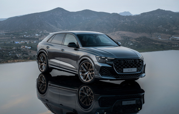 Автомобиль Audi RS Q8 2024 года