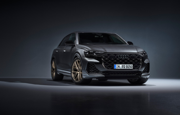 Автомобиль Audi RS Q8 2024 года на сером фоне