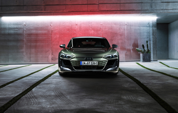 Автомобиль Audi RS e-tron GT performance 2024 года вид спереди