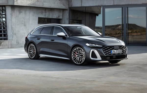 Автомобиль  Audi S5 Avant TFSI quattro 2024 года у здания