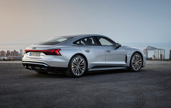 Вид сзади на автомобиль Audi S e-tron GT 2024 года