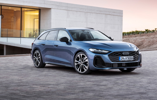 Синий автомобиль Audi A5 Avant TFSI quattro S line 2024 года у здания