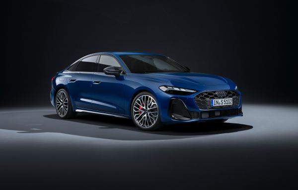 Синий автомобиль Audi S5 TFSI quattro 2024 года