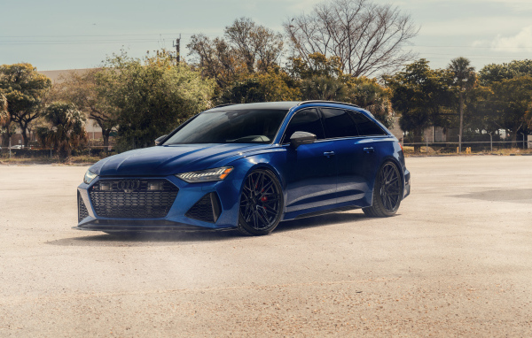 Синий автомобиль Audi RS6 Avant