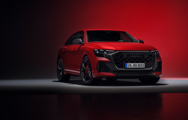 Вид спереди на красный автомобиль Audi RS Q8 performance 2024 года