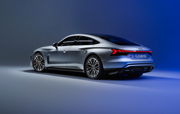 Вид сзади на серебристый автомобиль Audi S e-tron GT 2024 года