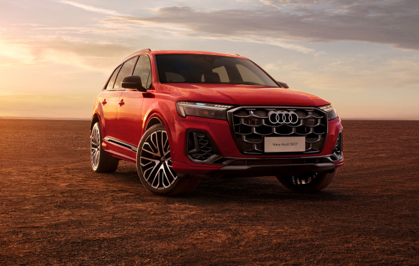 Красный Audi SQ7 TFSI 2024 года на фоне неба