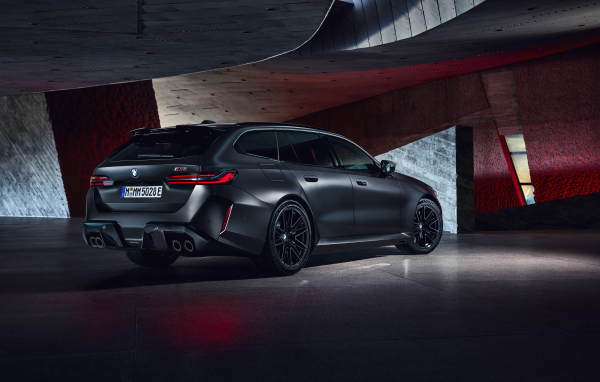 Автомобиль BMW M5 Touring 2024 года вид сзади