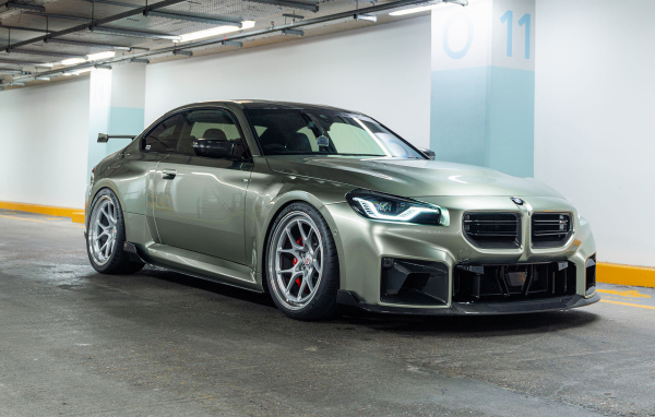 Автомобиль BMW M2 TR87 Edition в гараже