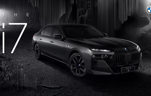 Черный автомобиль BMW i7