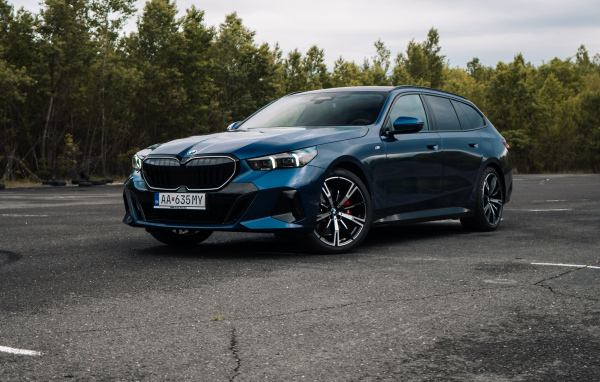 Синий автомобиль BMW 520d xDrive Touring M Sport 2024 года