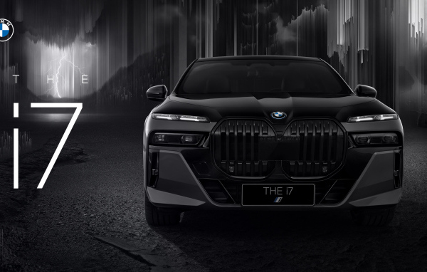 Вид спереди на автомобиль BMW i7