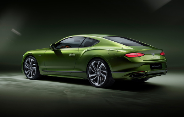 Вид сзади на автомобиль Bentley Continental GT Speed 2024 года
