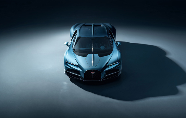 Автомобиль Bugatti Tourbillon 2024 года на сером фоне